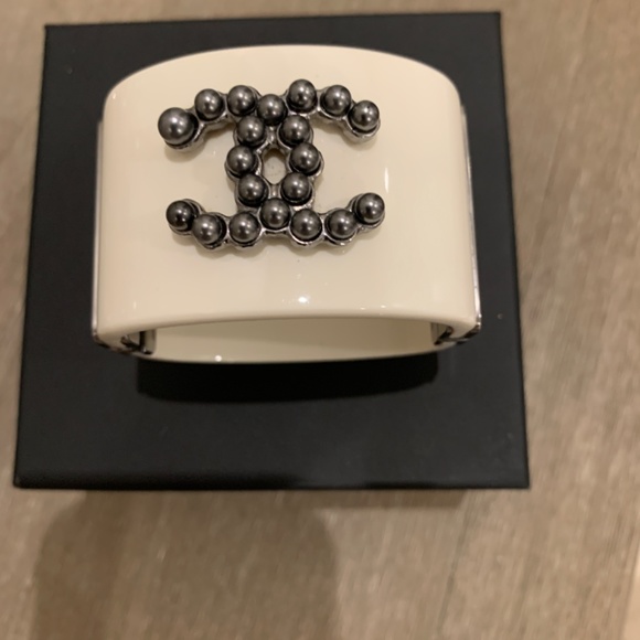 Chanel cuff in ivory  color with grey pearls (CC logo) - Picture 6 of 15